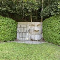 Doderer-Denkmal kurz vor der Abzweigung auf den Waldpfad zum Preiner Gscheid