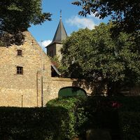 Zehntscheune und Kirche in Millen