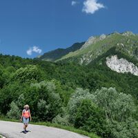 Rückkehr ins Dorf Brezje und Blick zurück auf den Gipfel des Breški Jalovec