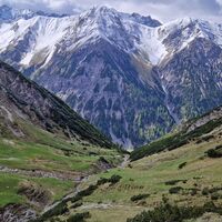 Rückblick ins Tal, gegenüber verschneit die Berge Habart und Hochpleisspitz.