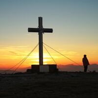 Gipfelkreuz Stuhleck in der  Abenddämmerung_Rettenegg_Oststeiermark