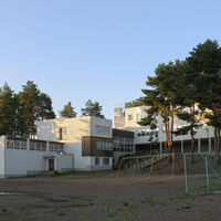 Die Tehtaanmäen-Schule in Inkeroisten, Kouvola, wurde von Alvar Aalto entworfen.