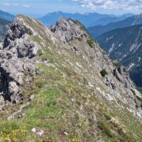 Blick nach Nordosten auf den sogenannten Keil, er gilt als unbesteigbar, jedoch von hier aus könnte man ein paar Meter hinüber wagen.