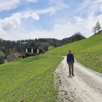 Bis zum Bauernhof vlg. Freitag wandern wir auf Schotterstraßen