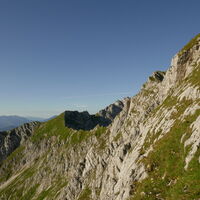 Sicht vom Band aus, jetzt rechts zum Grat hinauf
