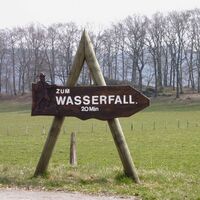 Wegweiser zum Wasserfall