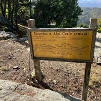 Schild für das Profil des Monviso und der Zentralen Cottischen Alpen