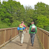 Zwei Wanderer auf der Ostetalbrücke über die Oste