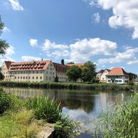 Wald Kloster mit Weiher