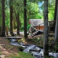 Gleich beim Eingang ist eine Radmühle zu bestaunen