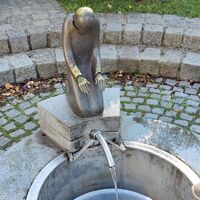 Skulptur am Brunnen