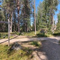 Bevor wir zum alten Pfarrhaus zurückkehren, wird der Uferweg noch einmal überquert, also gehe schräg nach links über den breiten Weg weiter.