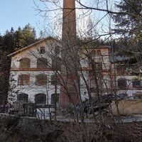 Vorbei am Fabriksgebäude
