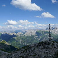 ein kleines Kreuz am Weg