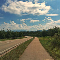 Radweg entland der Straße