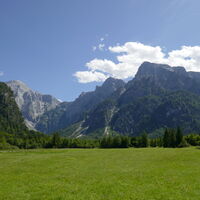 Blick in die Röll - Rotgschirr links, rechts die Almtaler Sonnenuhr