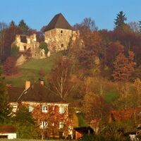 Blick auf die Burgruine Ligist vom Marktplatz