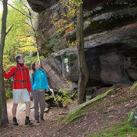 Wanderer am Krappenfelsen auf dem Rodalber Felsenwanderweg