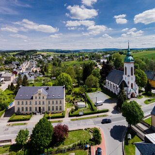 Blick auf die Grundschule und die Heilandskirche Lauterbach