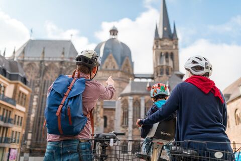 Radfahrer vor Aachener Dom