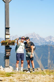 Selfie am Lackenkogel mit grandioser Aussicht auf die umliegende Bergwelt