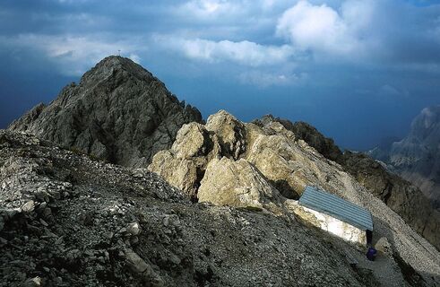 Linderhütte mit Gipflekreuz im Hintergrund