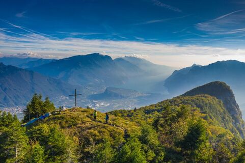 Ausblick über dem nördlichen Gardasee aus dem Gipfel des Monte Biaina