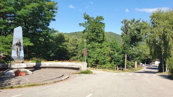 0.1 km Denkmal am Platz bei Brücke