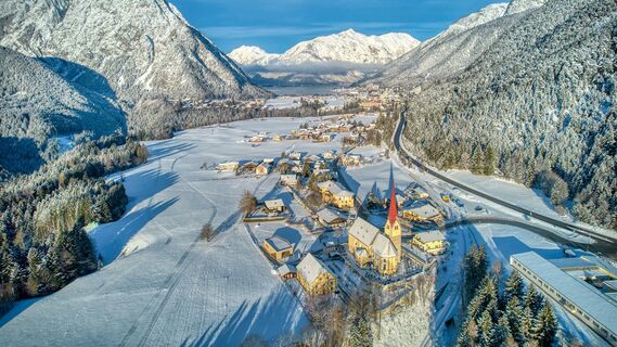 Blick St. Notburgakirche und Eben am Achensee
