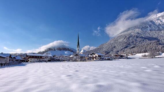 Wiesing - winterlicher Blick auf die Kirche
