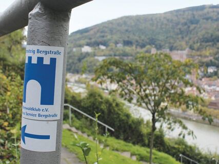 Tourismus Service Bergstrasse Burgensteig Blick auf Heidelberg Schloss Neckar Wegmarkierung TSB