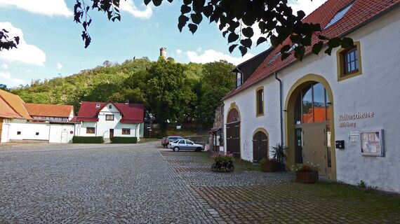 Platz vor der Kulturscheune mit Blick zur Burg