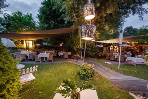 Sicher-Restaurant Gastgarten Abend