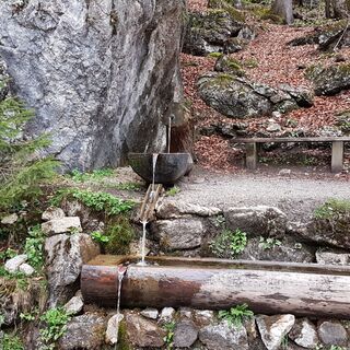 Kaltes Wasserl Kramsach Brunnen und Rastbank