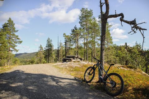Picknickplatz mit Aussicht entlang des Rukankierros-Wegs