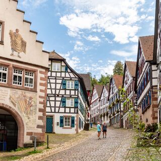 Neben Natur steht auch Kultur im Fokus. Der Weg führt unter anderem durch die Flößerstadt Schiltach.
