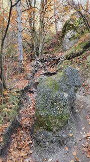 Der felsige Wanderpfad