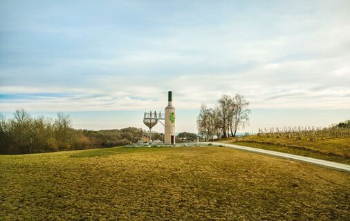Begehbare Weinflasche am Wein-Erlebnis-Weg