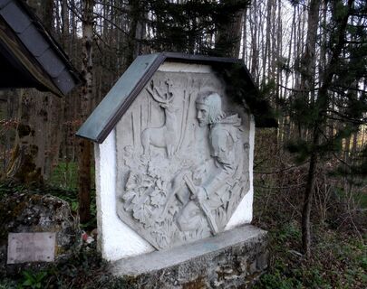 Denkmal bei Hubertuskapelle