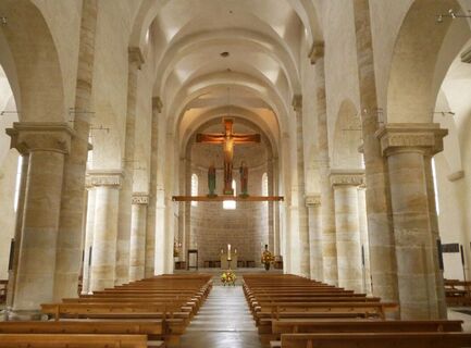 Der Innenraum der Romanischen Basilika.