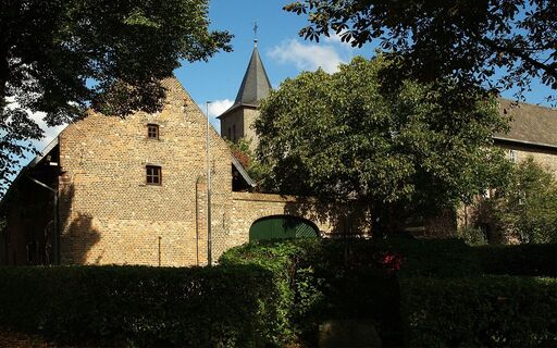 Zehntscheune und Kirche in Millen