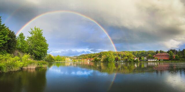 Blick auf den Roten Bau am Würzbacher Weiher