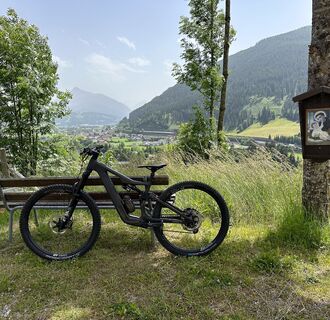 Stauchweg mit Blick auf Eben im Pongau und den Lackenkogel
