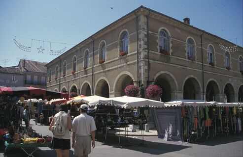 Rathaus und Markthalle auf dem zentralen Platz von Fleurance
