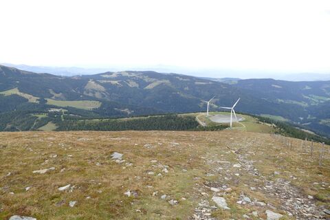 Speicherteich und Windräder auf dem Salzstiegl