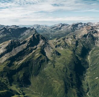 Valserberg in der Bildmitte