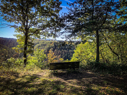 Bank mit Ausblick auf Etappe 6