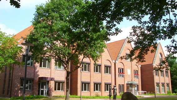 Das Tarmstedter Rathaus mit Vorder- und Nebeneingang
