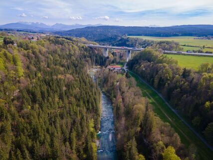 Autobahnbrücke über die Mangfall - im Hintergrund der Fentberg
