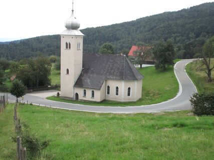 Kirche in Rachling vom Gegenhang fotografiert